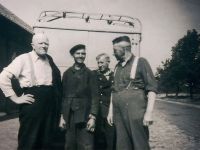 „Die Postmeister“ - Aufnahme vor ihrem Lieferwagen um 1949