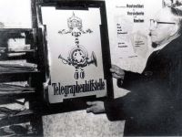 50 Jahre Post in Düngstrup - Herbert Vogt mit einer Tafel der „Telegraphenhilfstelle“