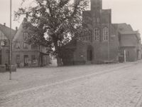 Die Westerstraße mit dem Marktplatz und dem Rathaus - Die beiden Giebelhäuser (Am Markt 2 und Am Markt 1) wurden zugunsten des Stadthauses abgerissen und die Hausnummern neu vergeben. Die Kastanie brach am 8. Mai 1943 ohne ersichtlichen Grund ab.