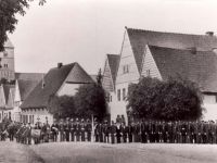 Gildefest 1881 - Aufstellung des Königs mit Offizieren und Musikkorps und weiteren Mitgliedern am Markt.