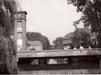 Huntebrücke 1956 - Links ist der Turm des Feuerwehrgebäudes zu sehen und rechts im Hintergrund die Molkerei.