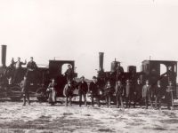 Bahnhof Wildeshausen - Beim Eisenbahnbau für den Sandtransport eingesetzte Kleinlokomotiven. Abgebildet sind auch Arbeiter/Belegschaft. - Um 1896