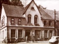 Gastwirtschaft Muhle an der Neuen Straße um 1940 - Bereits seit 1813 führte die Familie Muhle in diesem mehrfach nach Bränden wiederaufgebauten Gebäude eine Gastwirtschaft.