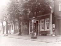 Wohn- und Geschäftshaus in der Westerstraße um 1935 - Vor dem Haus eine BP Tankstelle.