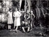 Im Garten von Pastor Bulling - Familie Bulling nahm auswärtige Schüler in Pension auf. Aufnahme um 1930.