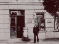 Wohn- und Geschäftshaus Graebel am Markt um 1900 - 1883 erwarb Friedrich Graebel das Haus und eröffnete seine Sattlerei. Im gleichen Gebäude führte seine Tochter Helene Graebel ein Putzgeschäft.