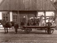 Molkerei Wildeshausen - Mitglieder des Aufsichtsrats und Vorstands der Molkerei auf einem geschmückten Milchfuhrwerk vor dem Stall des Huder Zollhauses um 1935.