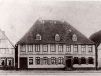 Die „Alte Apotheke“ im Jahr 1890 - Rechts daneben noch das Haus Spradau zu erkennen, wurde im Mai 1898 abgebrochen wegen des Baus der neuen Bahnhofstraße