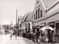 Westerstraße mit Blick auf die Alexanderkirche - Bäckerei und Café Schnittker um 1935.