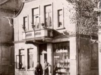 "Das Emaillehaus" - Wohn- und Geschäftshaus mit dem Ladengeschäft Emaillehaus um 1900 in der Westerstraße.