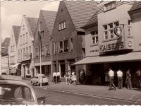 Die Westerstraße in den 1950er Jahren - In „Kaiser's-Kaffee Geschäft“ befand sich später das „Süße Kaufhaus“.