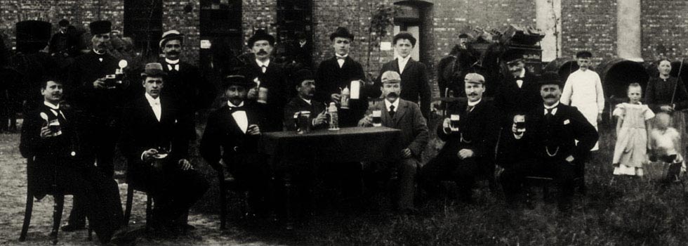 “Prost”: Die Belegschaft der Bierbrauerei "Schloß Wittekind" um 1920.